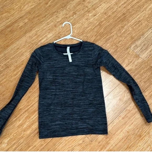 Lululemon Athletica Black Long Sleeve Top 2 - Picture 1 of 3